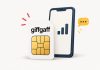 GiffGaff w UK: karta SIM bez umowy — jak zamówić i na co uważać Ilustracja karty SIM giffgaff obok telefonu z symbolem zasięgu